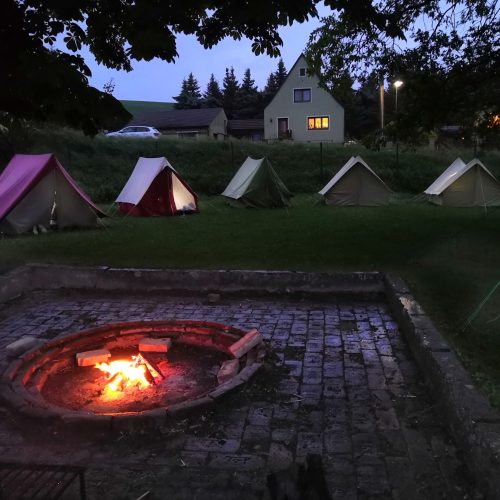 5 GuSp Zelte nebeneinander vor einem Lagerfeuer