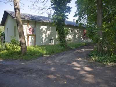 Heim Haupteingang nach rechts | Einfahrt auf Vorplatz rechts