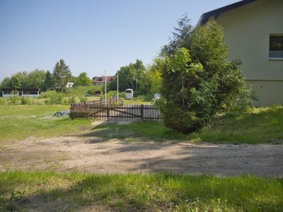Einfahrt auf Vorplatz von Heim und Lagerplatz