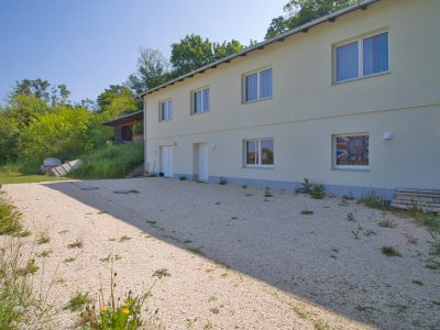 Heim und Vorplatz mit Fahnenstangen