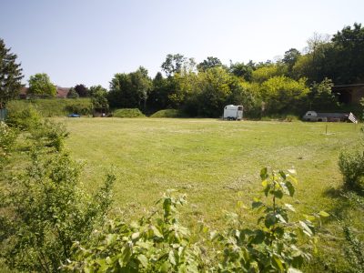 Lagerplatz Wiese mit Pizzaofen und Lagerfeuerarena