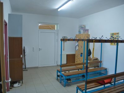 Garderobe mit Haupteiingangstür