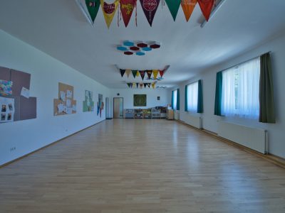 Gruppenraum mit Materialschränken