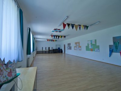 Gruppenraum mit Tischen und Bänken