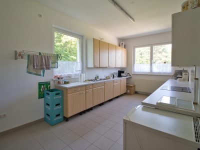 Hauptküche mit kleinem Kühlschrank